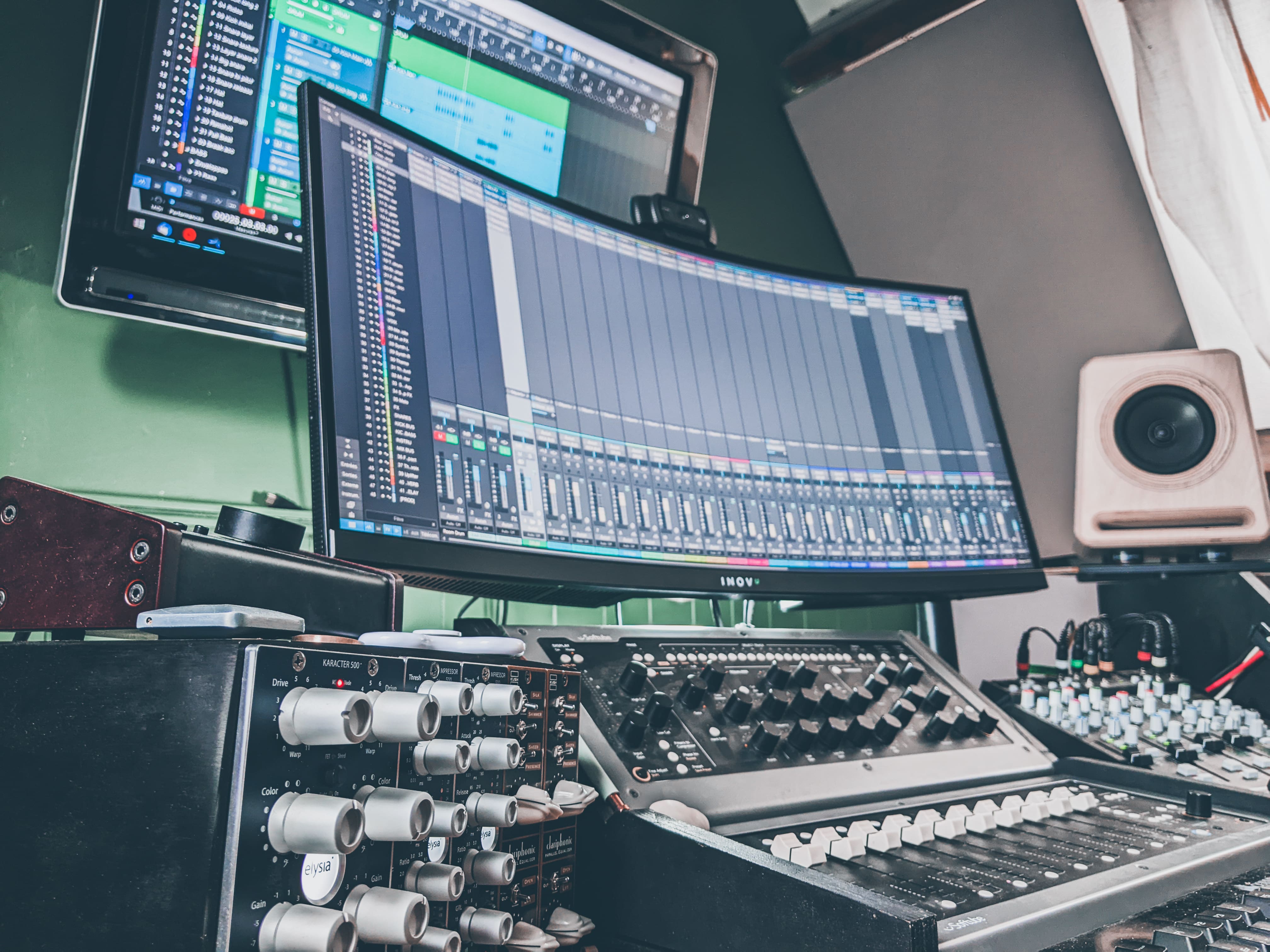 Le poste de mixage d'Arnaud Kervarec